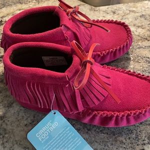 Youth Lamo suede fringed ankle high moccasins